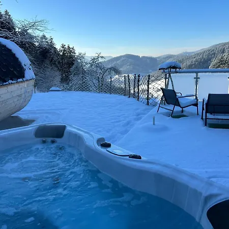 Mit Whirlpool Und Fass Sauna Im Schwarzwald شقة هاوزاخ